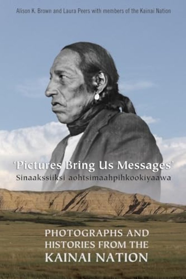 Pictures Bring Us Messages / Sinaakssiiksi Aohtsimaahpihkookiyaawa