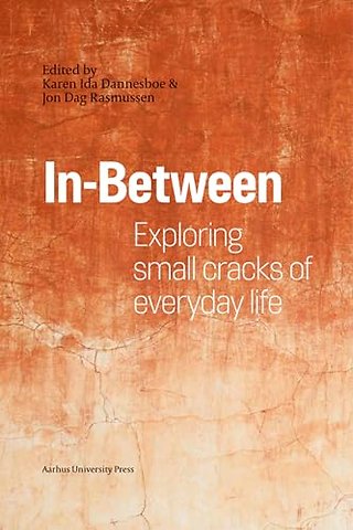 In–Between – Exploring Small Cracks of Everyday Life