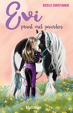 Evi praat met paarden