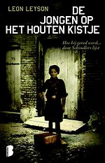 De jongen op het houten kistje