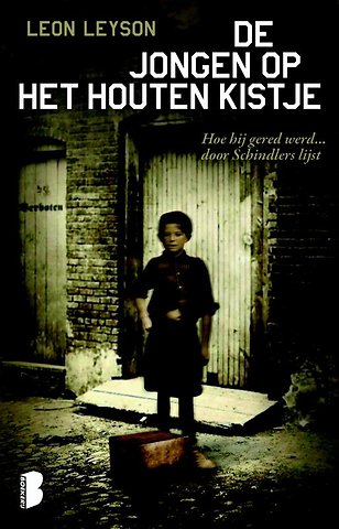 De jongen op het houten kistje