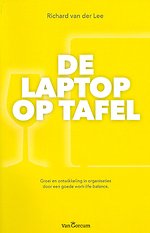 De laptop op tafel