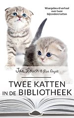Twee katten in de bibliotheek