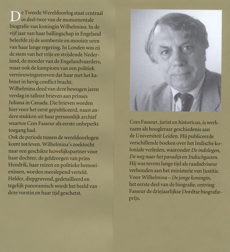 Wilhelmina Krijgshaftig in een vormeloze jas