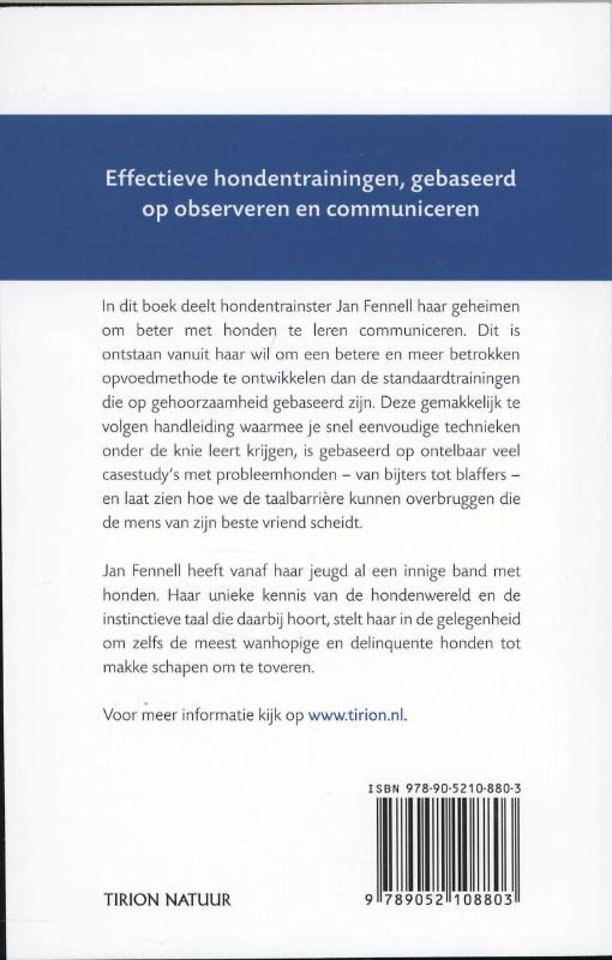 De vrouw die naar honden luistert