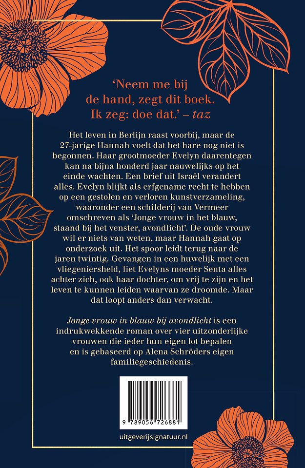 Jonge vrouw in blauw bij avondlicht