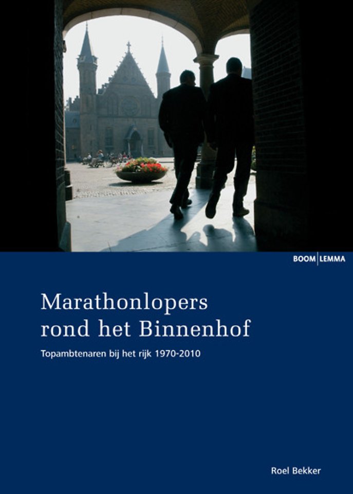 Marathonlopers rond het Binnenhof Marathonlopers rond het Binnenhof