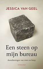 Een steen op mijn bureau