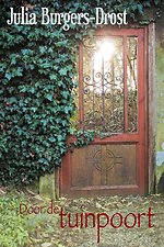 Door de tuinpoort