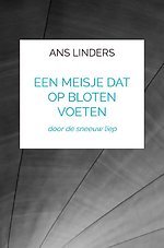 een meisje dat op bloten voeten