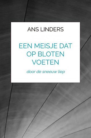 een meisje dat op bloten voeten