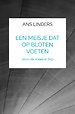 een meisje dat op bloten voeten