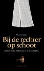 Bij de rechter op schoot Bij de rechter op schoot