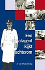 Een straatagent kijkt achterom Een straatagent kijkt achterom