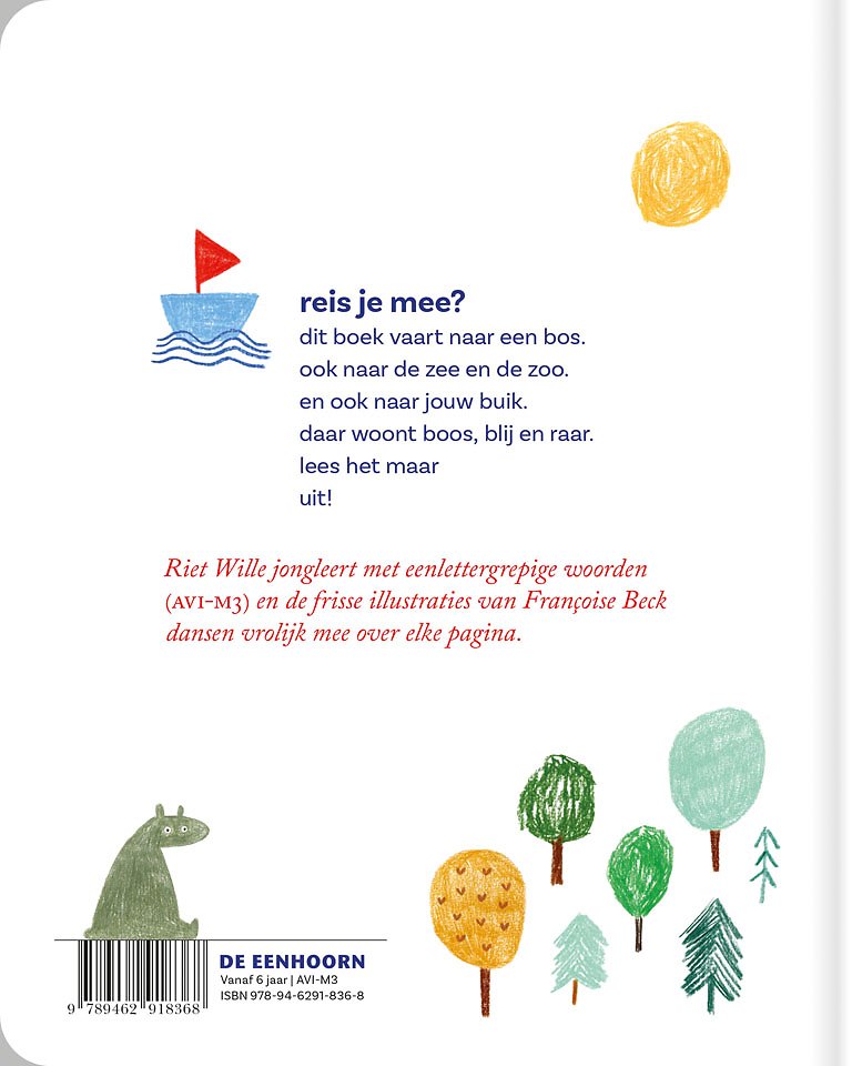 Een boot vaart naar het bos