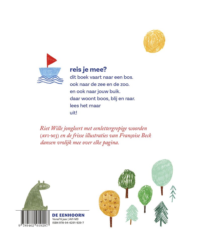 Een boot vaart naar het bos