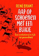 Aap op schoenen met een buikje