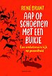 Aap op schoenen met een buikje