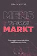 Mens voorbij markt