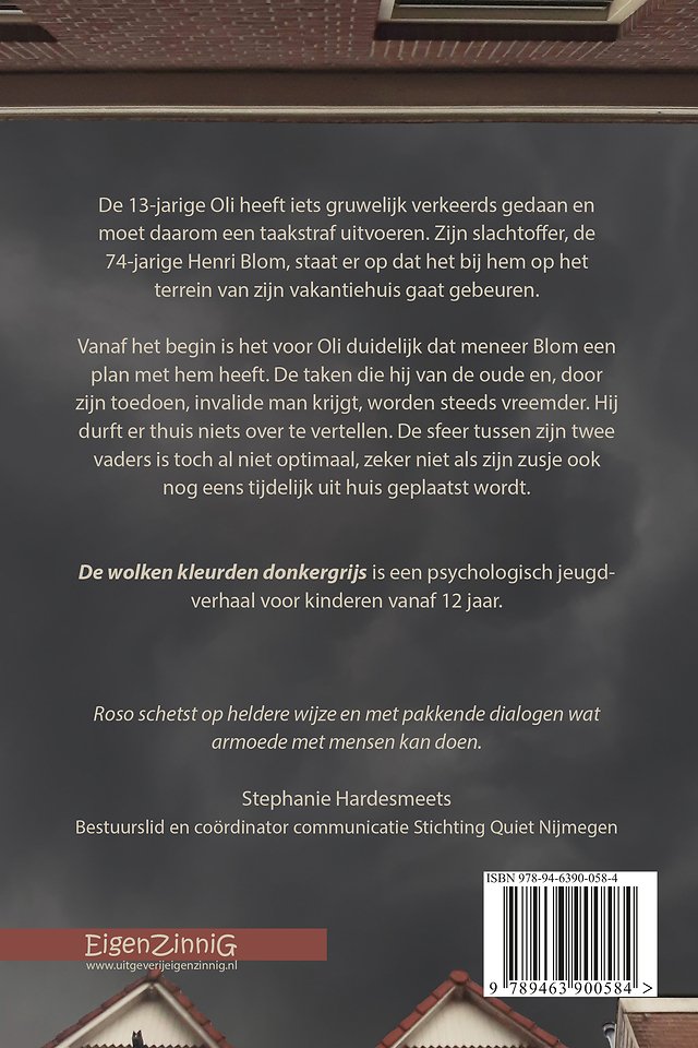 De wolken kleurden donkergrijs