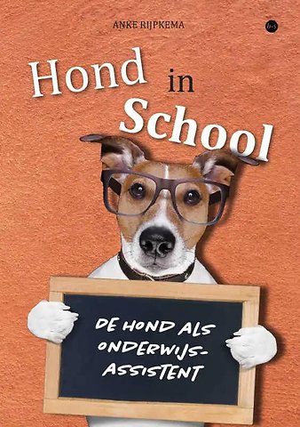 Hond in school