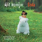 Wit konijn en Seda in het bos