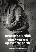 Blote voeten op zwarte aarde