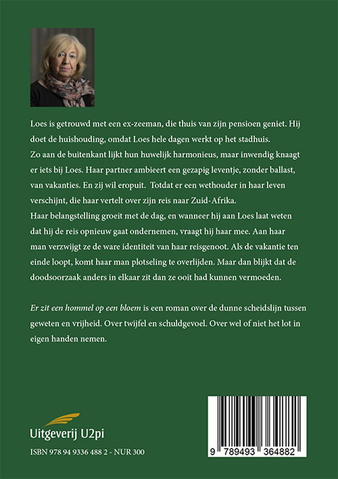 Er zit een hommel op een bloem